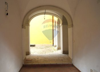 Hall / corridoio - Casa indipendente Piazza Vittorio Emanuele III
 
8, Barete - foto 3