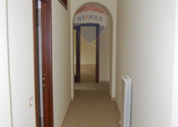 Hall / corridoio - Casa indipendente Piazza Vittorio Emanuele III
 
8, Barete - foto 43