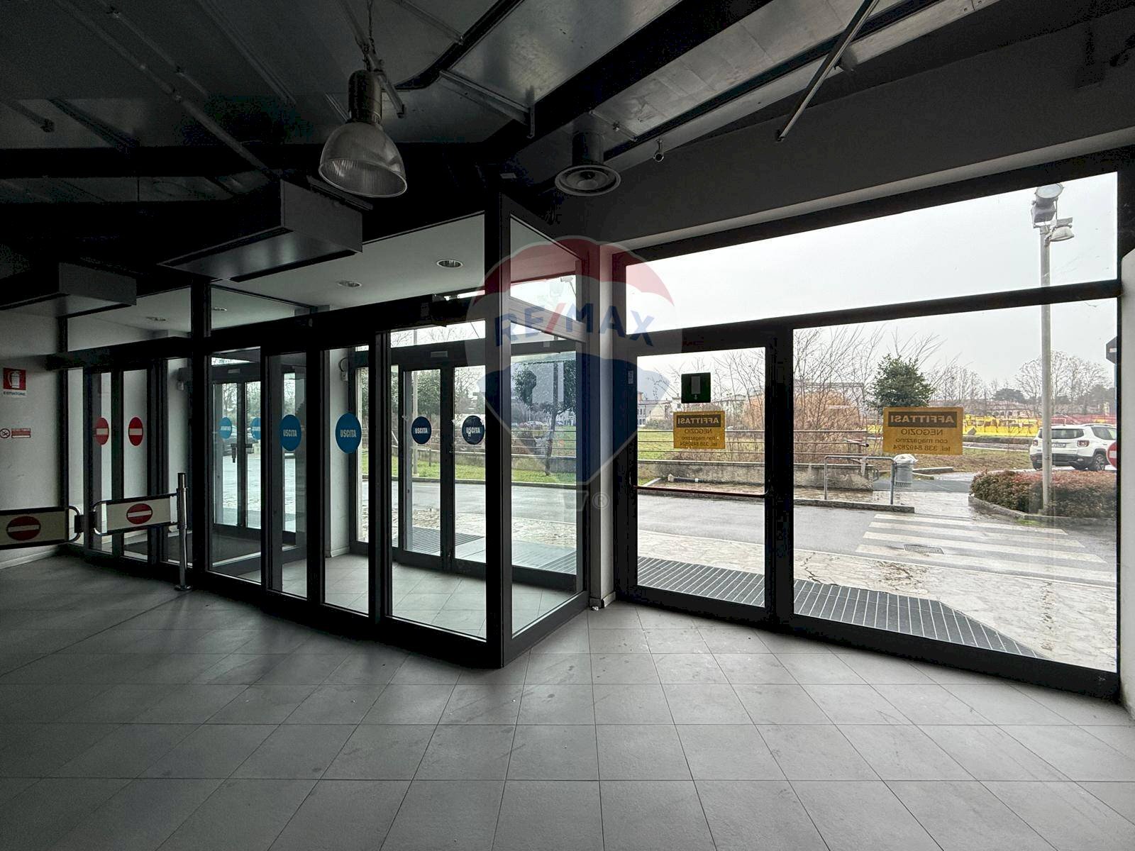 Vetrine - Commercial Premises Strada Provinciale ex SS 525, Lallio - photo 1