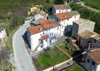 Casa all\'aperto - Casa semi indipendente Frazione San Giovanni
 
13, Fabriano - foto 2