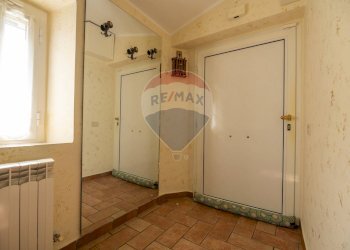 Hall / corridoio - Casa semi indipendente Frazione San Giovanni
 
13, Fabriano - foto 4