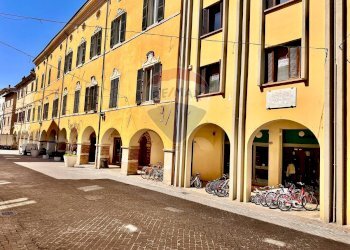 Edificio all\'aperto - Ufficio Corso Garibaldi
 
149, Fossombrone - foto 4