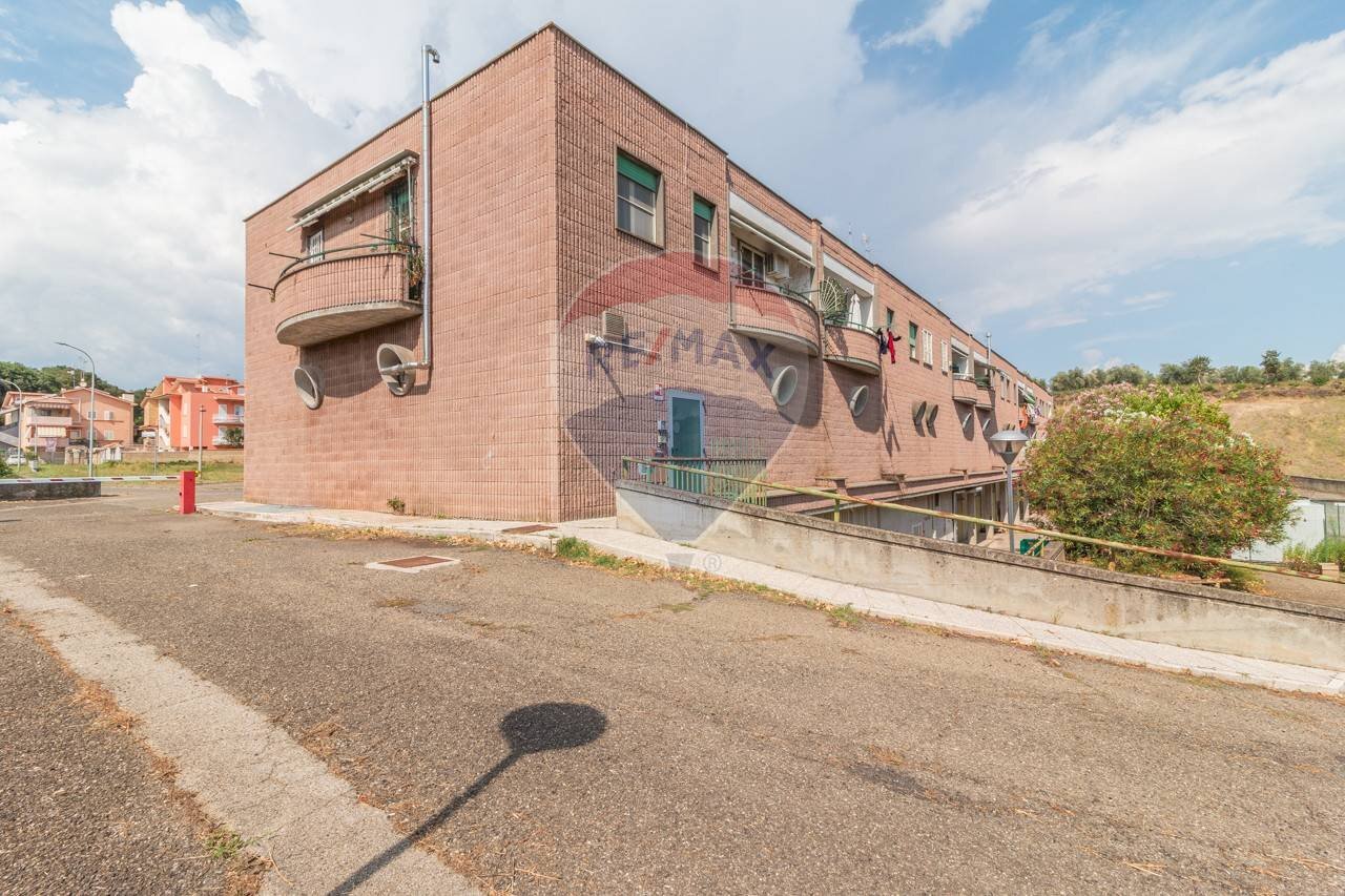 Edificio all\'aperto - Trilocale Via Amerigo Vespucci
 
13, Canino - foto 3