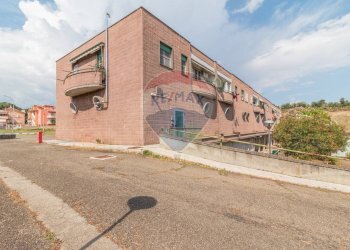 Edificio all\'aperto - Trilocale Via Amerigo Vespucci
 
13, Canino - foto 3