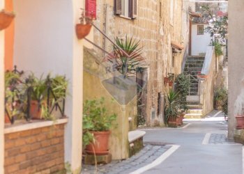 Edificio all\'aperto - Bilocale Via Del Fiore
 
77, Ischia di Castro - foto 4