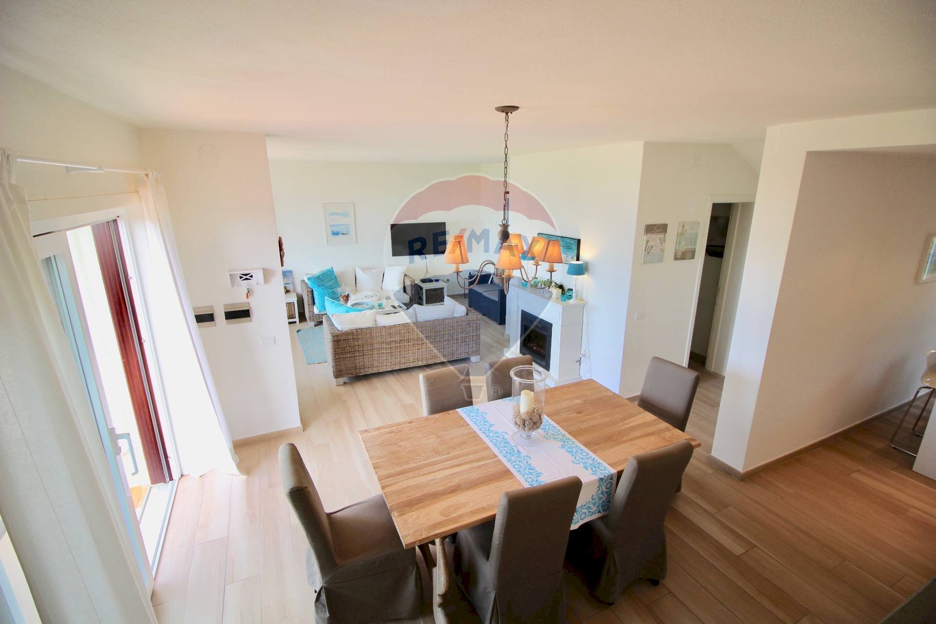 Sala da pranzo - Villa a Schiera Via Eleonora d'Arborea
 
11, Stintino - foto 3