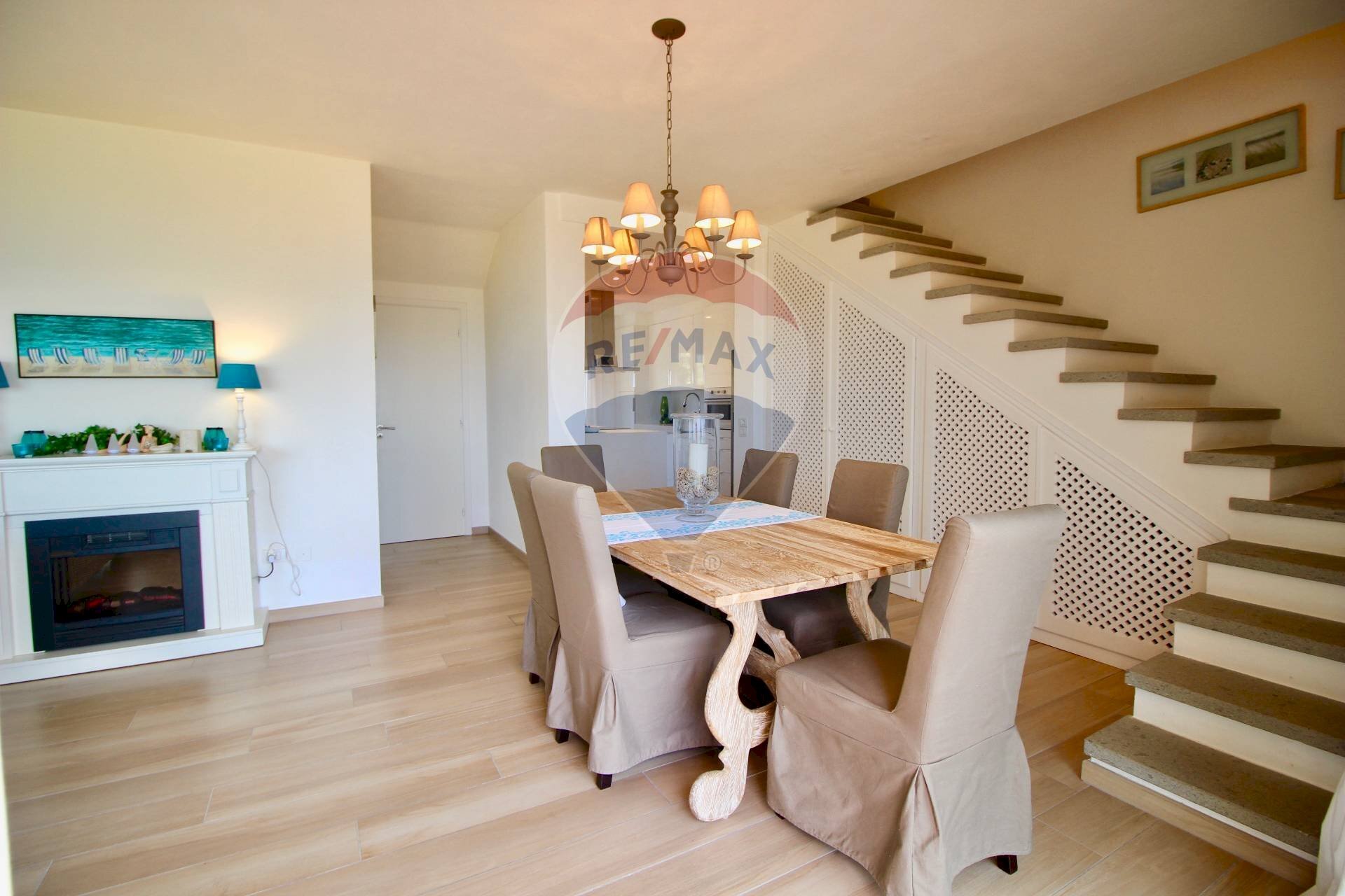 Sala da pranzo - Villa a Schiera Via Eleonora d'Arborea
 
11, Stintino - foto 1