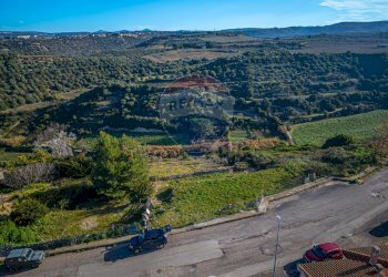 Vista delle montagne - Terreno edificabile Via Don S. Deramo
 
S.N.C., Usini - foto 4