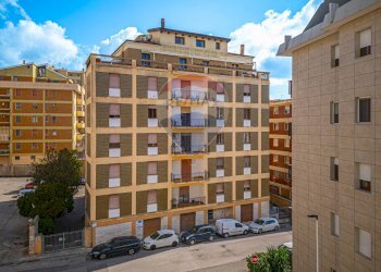 Edificio all\'aperto - Quadrilocale Via Gavino Alivia
 
12, Sassari - foto 1