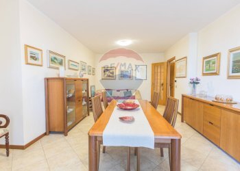 Sala da pranzo - Villa a Schiera Via Rodolfo Morandi
 
2F, Sassari - foto 2