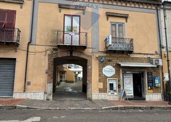 Edificio all\'aperto - Trilocale Via IV Novembre
125, Carinola - foto 8