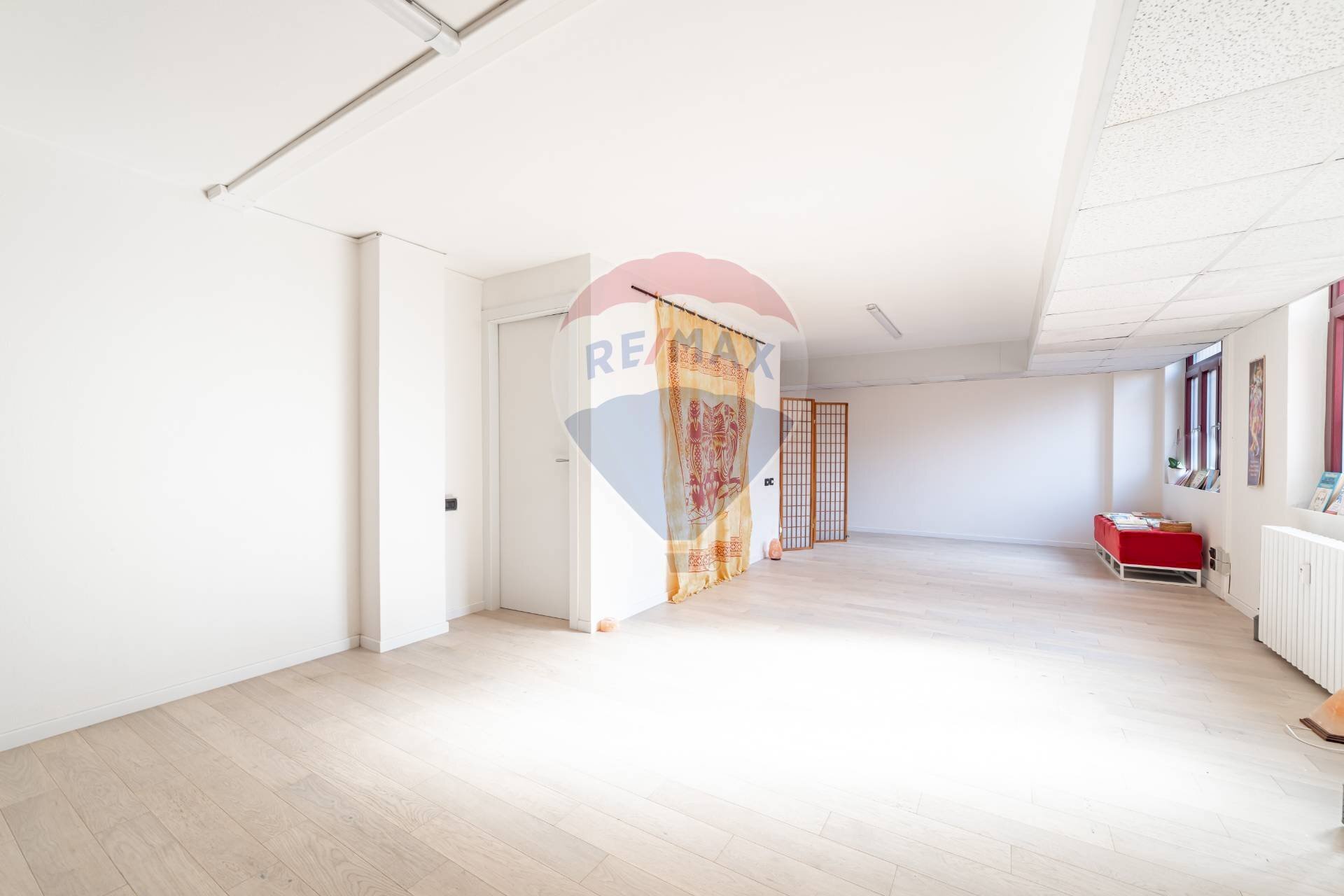 \nFoto 1\n - Negozio Via Roma
 
61, Rovellasca - foto 1