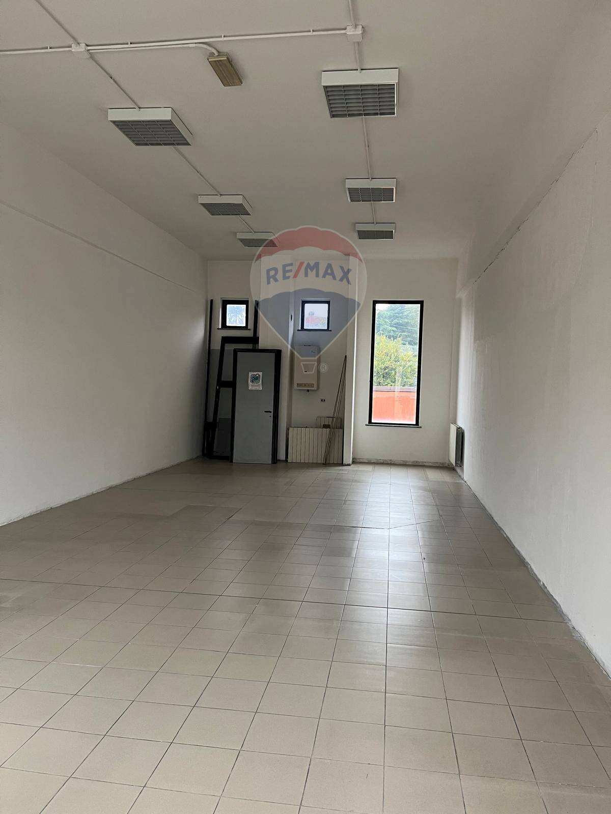 Stanza vuota - Commercial Premises Via A. Moro
 
121, San Donato Milanese - photo 3