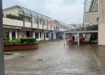 Edificio all\'aperto - Commercial Premises Via A. Moro
 
121, San Donato Milanese - photo 1