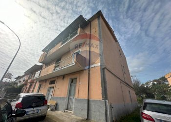Edificio all\'aperto - Casa indipendente Benevento - foto 1