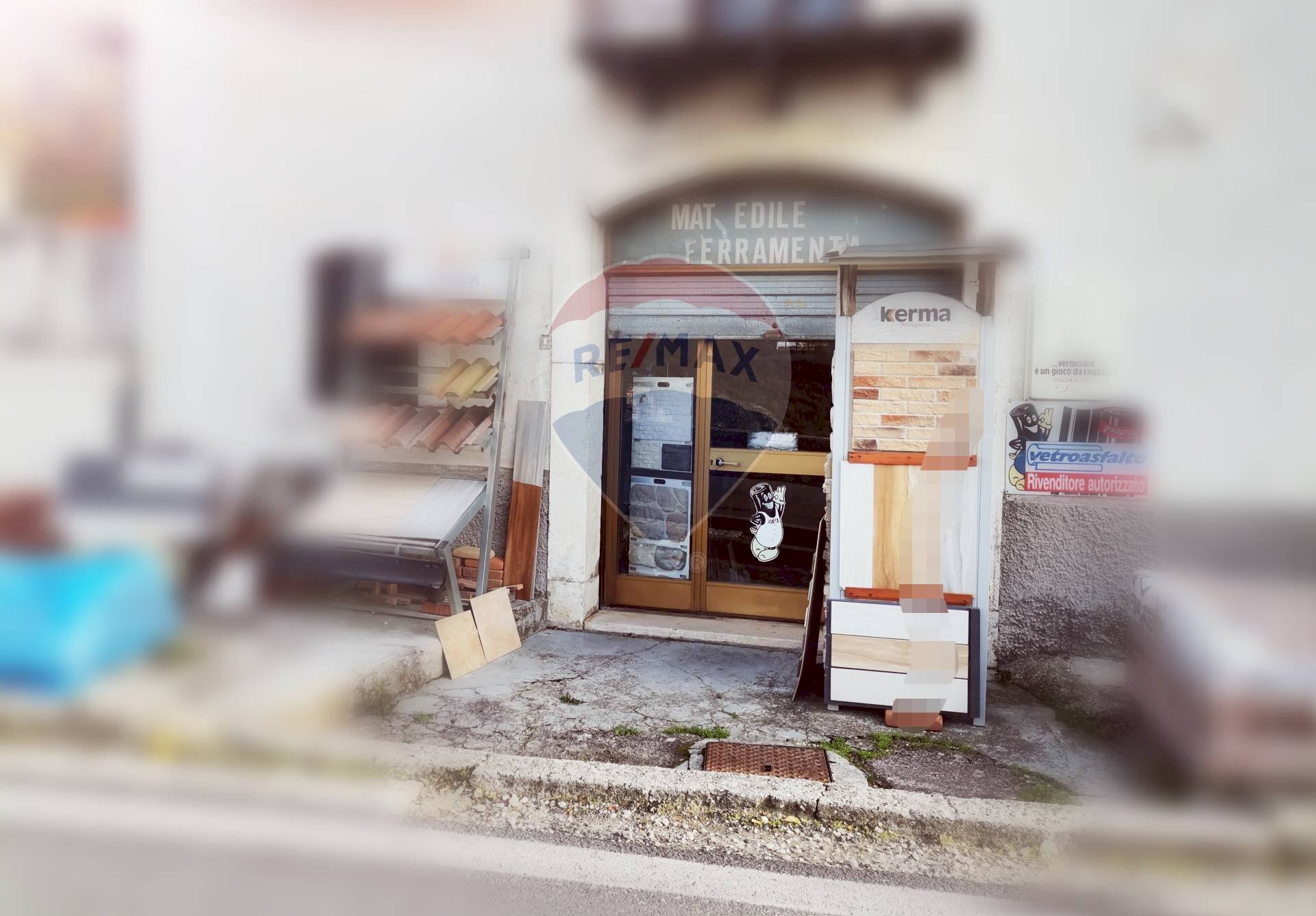 Dettagli - Commercial Premises Via Sarentina
 
44, Barrea - photo 1