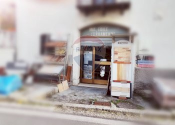 Dettagli - Locale Commerciale Via Sarentina
 
44, Barrea - foto 1