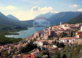 Vista delle montagne - Locale Commerciale Via Sarentina
 
44, Barrea - foto 3