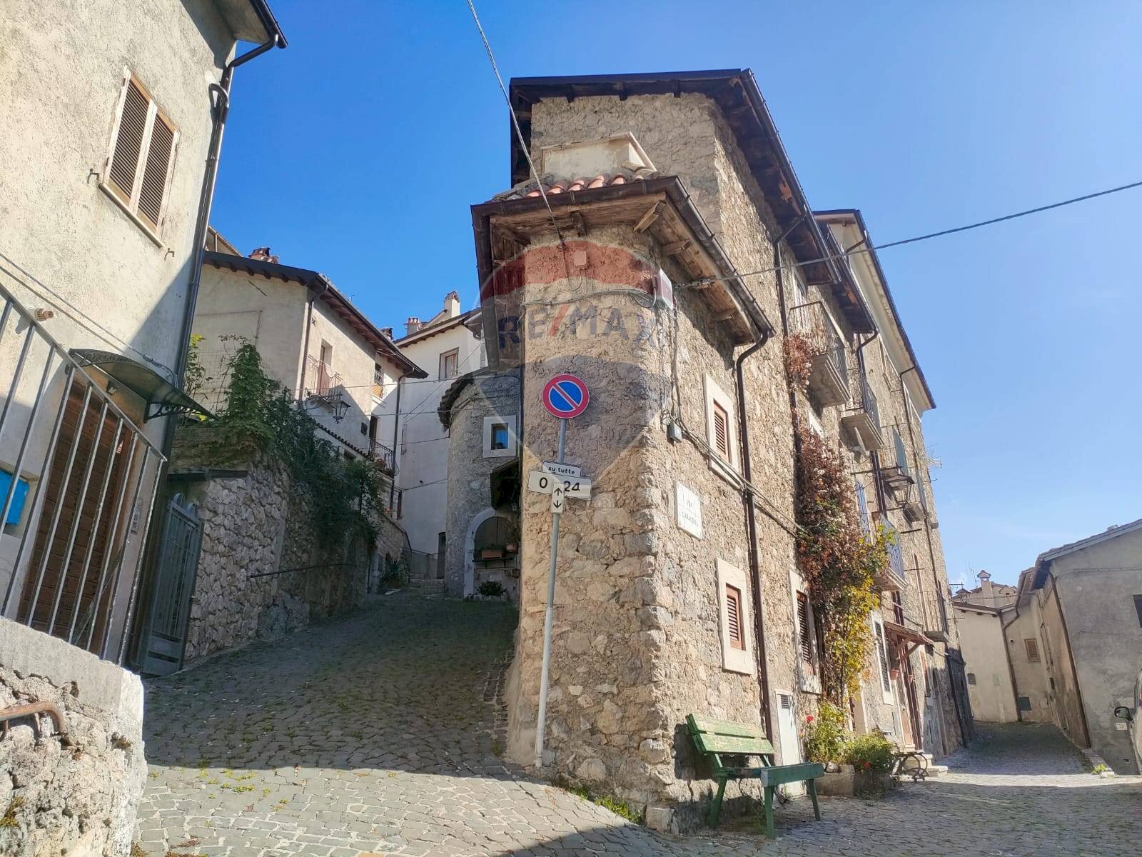 Edificio all\'aperto - Trilocale Via Caracena
 
45, Villetta Barrea - foto 2