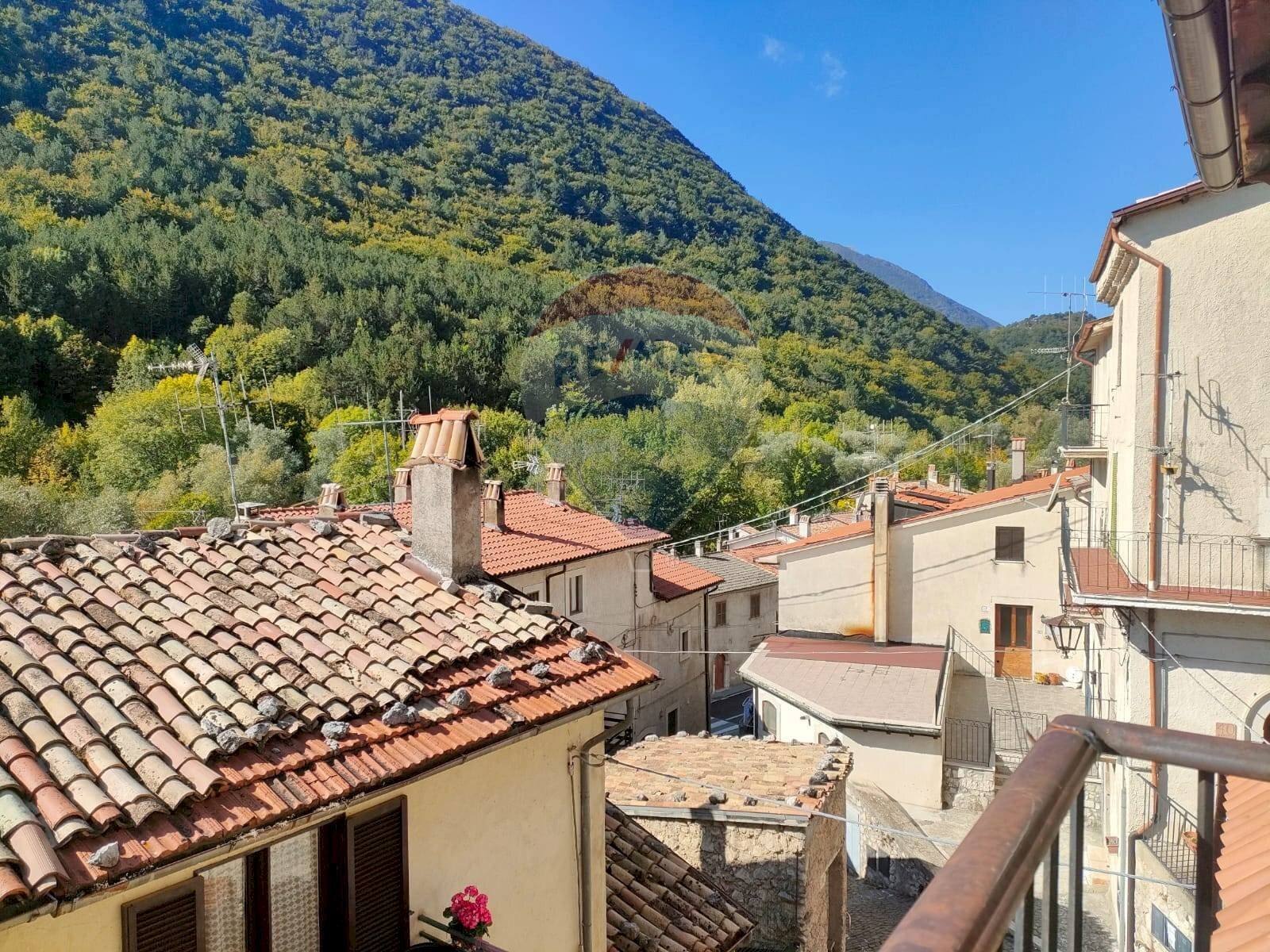 Vista delle montagne - Trilocale Via Caracena
 
45, Villetta Barrea - foto 1