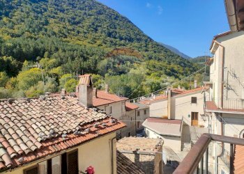 Vista delle montagne - Trilocale Via Caracena
 
45, Villetta Barrea - foto 1