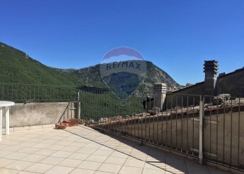 Vista delle montagne - Casa semi indipendente Piazza Vittorio Emanuele III
 
4, Castel San Vincenzo - foto 21