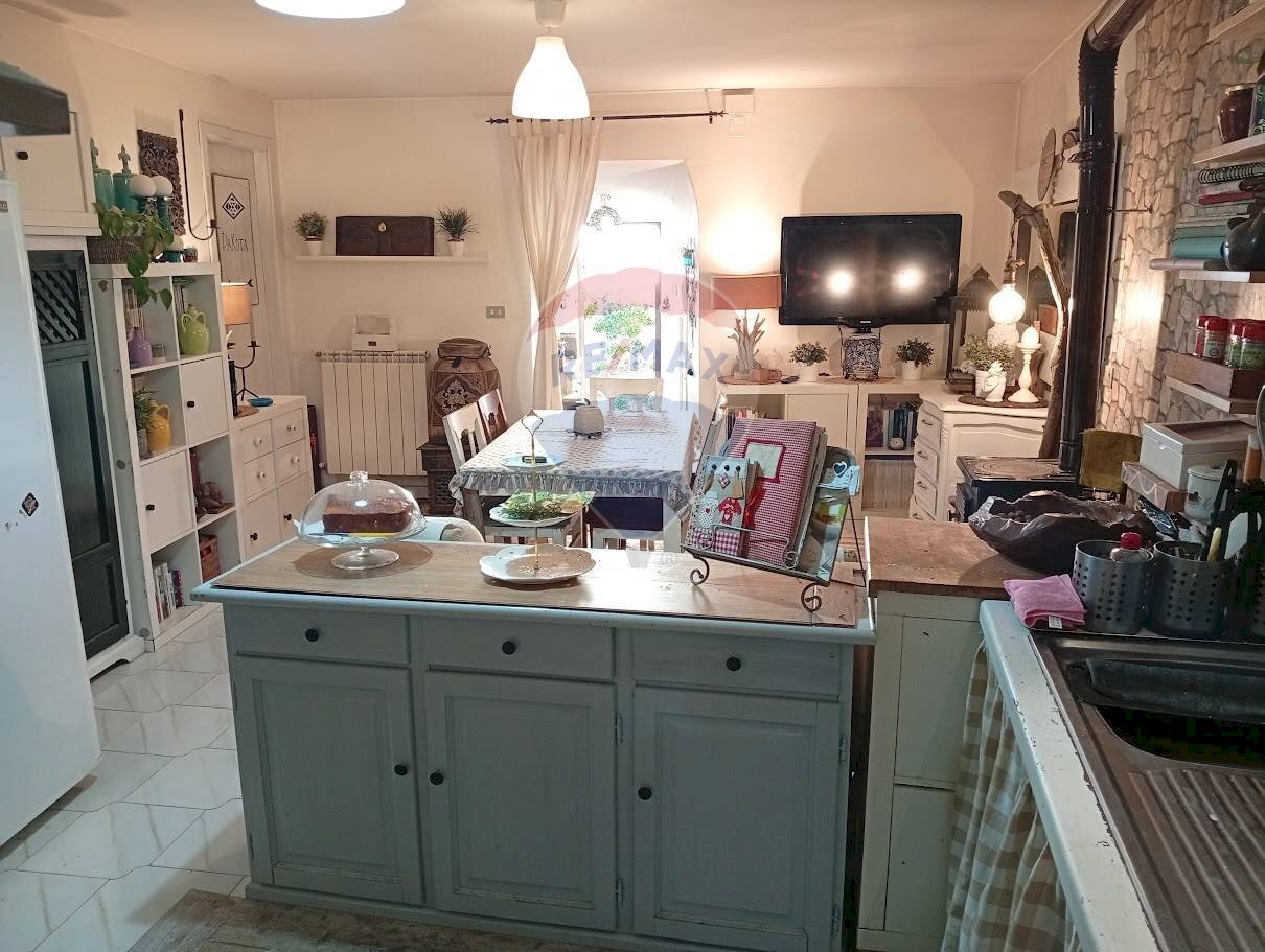 Cucina - Appartamento Via Caracena
 
26, Villetta Barrea - foto 1
