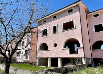 Foto 1 - Villa a Schiera Via San Biagio
 
5/f, L'Aquila - foto 1