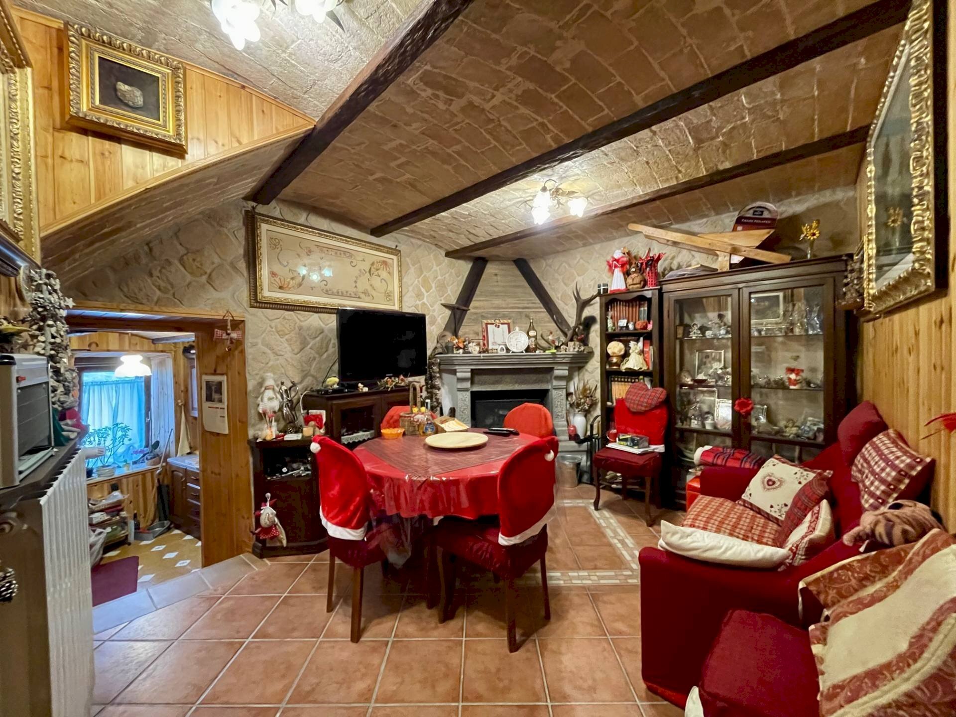 Foto 2 - Casa indipendente Via della Chiesa
 
33, Fagnano Alto - foto 2