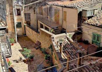 Vista da uno dei balconi del 2 piano - Apartment Via Cirillo
 
8/10, Polizzi Generosa - photo 12