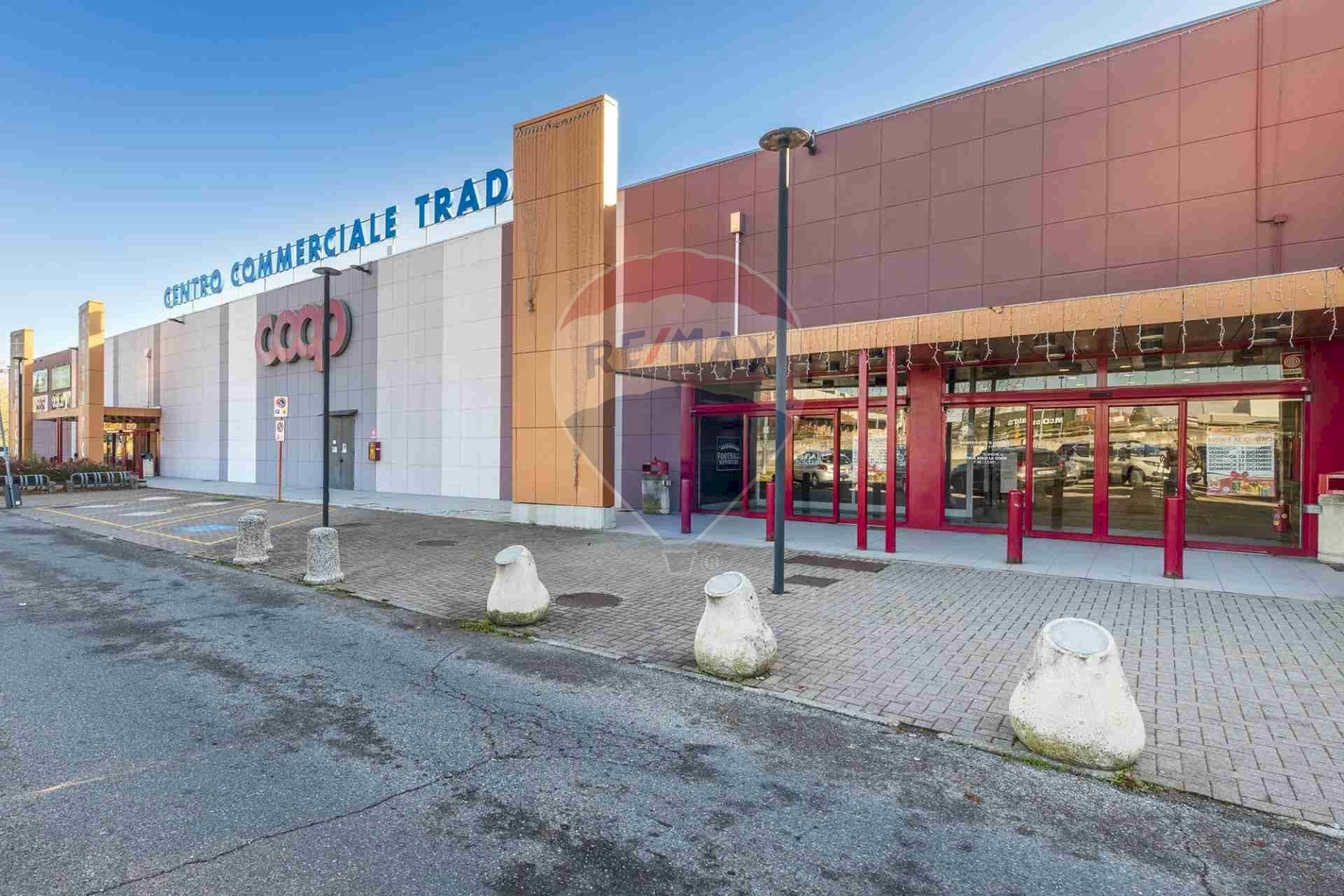 Edificio all\'aperto - Commercial Premises Via Monte San Michele
 
71, Tradate - photo 1