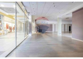 Ricezione / Lobby - Locale Commerciale Via Monte San Michele
 
71, Tradate - foto 4