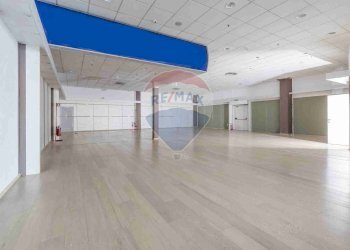 Stanza vuota - Locale Commerciale Via Monte San Michele
 
71, Tradate - foto 6