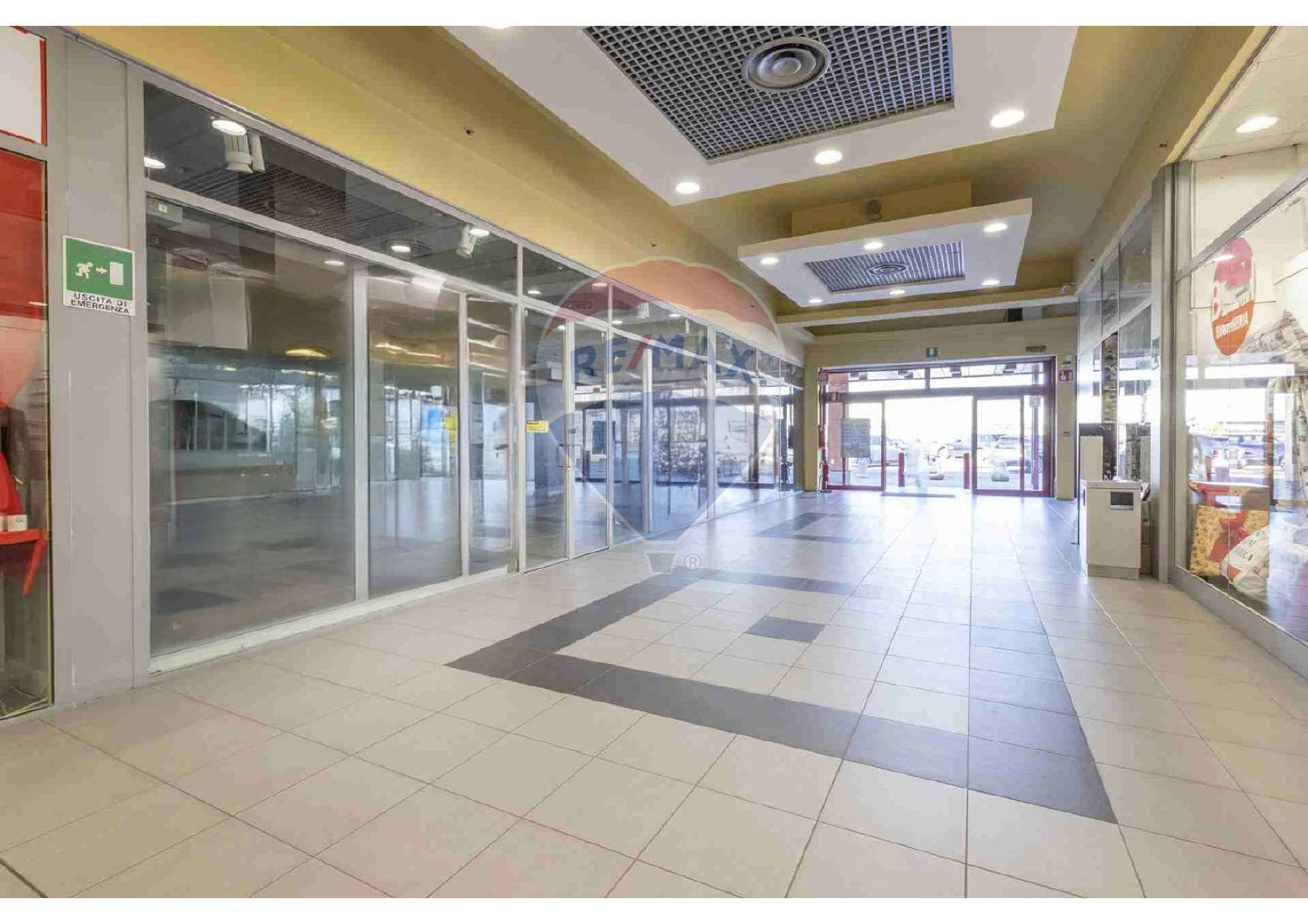 Ricezione / Lobby - Locale Commerciale Via Monte San Michele
71, Tradate - foto 3