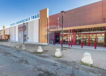 Edificio all\'aperto - Commercial Premises Via Monte San Michele
 
71, Tradate - photo 1