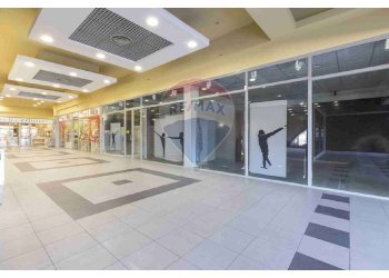 Ricezione / Lobby - Commercial Premises Via Monte San Michele
 
71, Tradate - photo 2