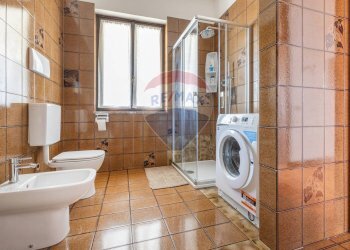 Piano 1 - Appartamento (Bagno) - Locale Commerciale Via Maroncelli
 
4, Gallarate - foto 41