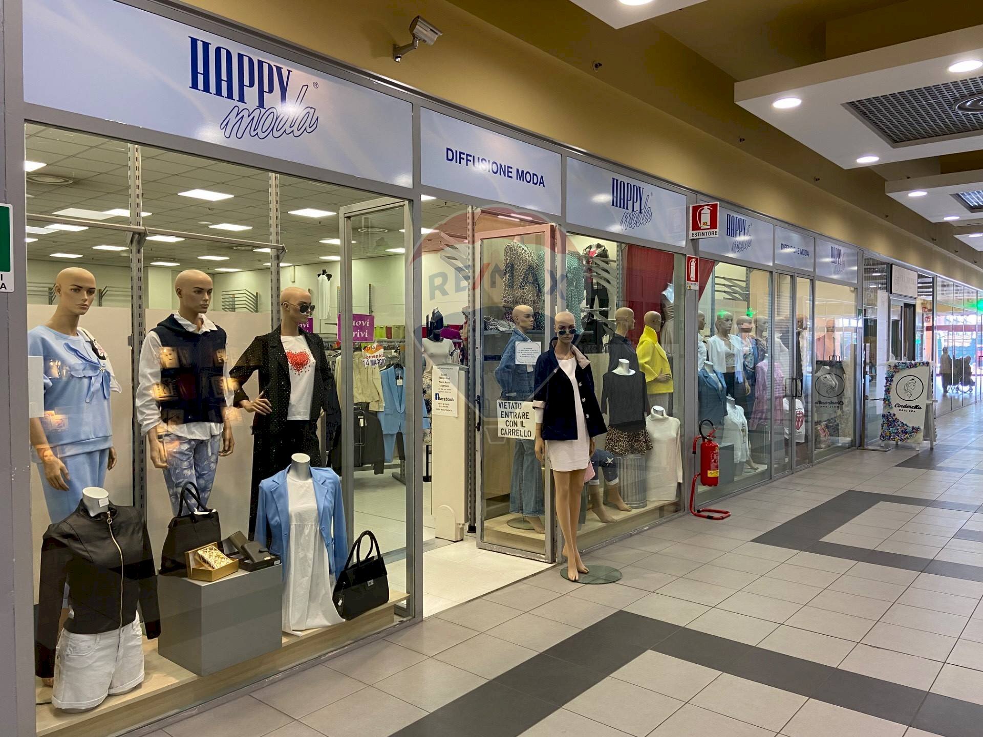 Palestra - Commercial Premises Via Monte San Michele
 
71, Tradate - photo 2