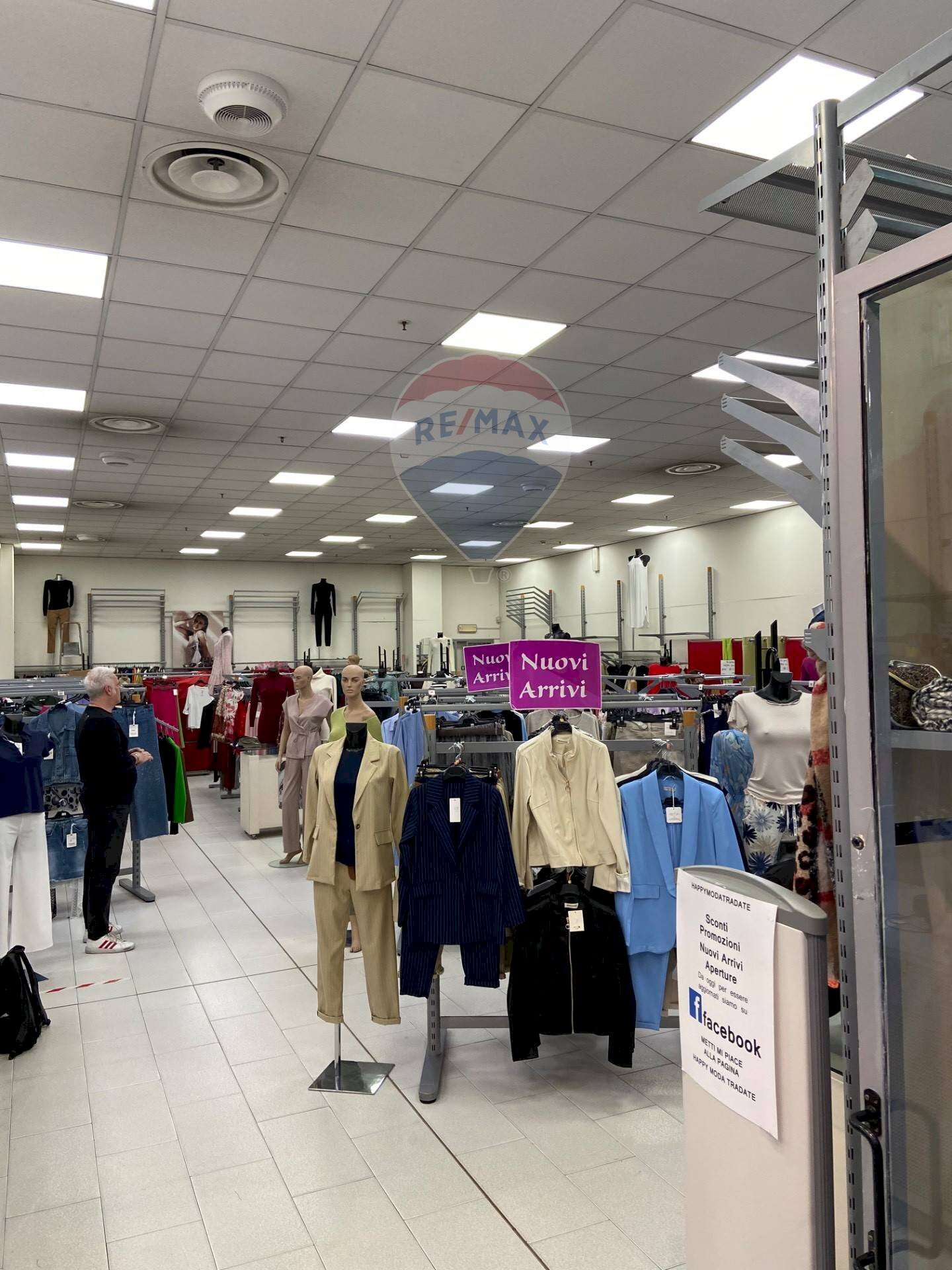 Non correlato - Commercial Premises Via Monte San Michele
 
71, Tradate - photo 3