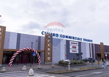 Edificio all\'aperto - Commercial Premises Via Monte San Michele
 
71, Tradate - photo 1