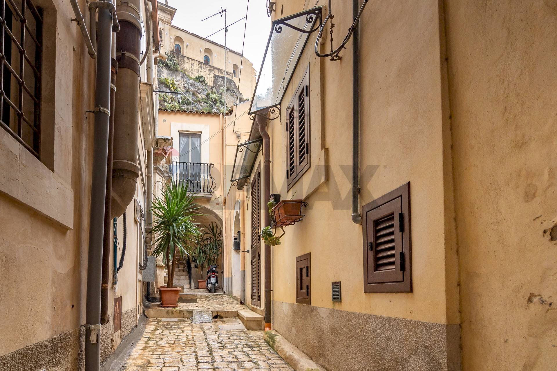 Edificio all\'aperto - Casa indipendente Via Arco Iurato
 
4, Scicli - foto 1