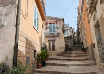 Edificio all\'aperto - Casa indipendente via Collegio Vecchio
 
13, Chiaramonte Gulfi - foto 1