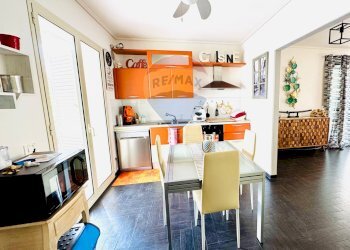 Sala da pranzo - Casa semi indipendente Via S. Josemaria Escrivà
 
28, Ragusa - foto 23