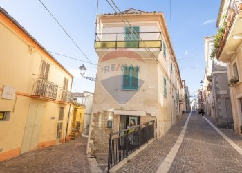 Edificio all\'aperto - Semi-detached house Via Dante Alighieri
 
11, Alanno - photo 1