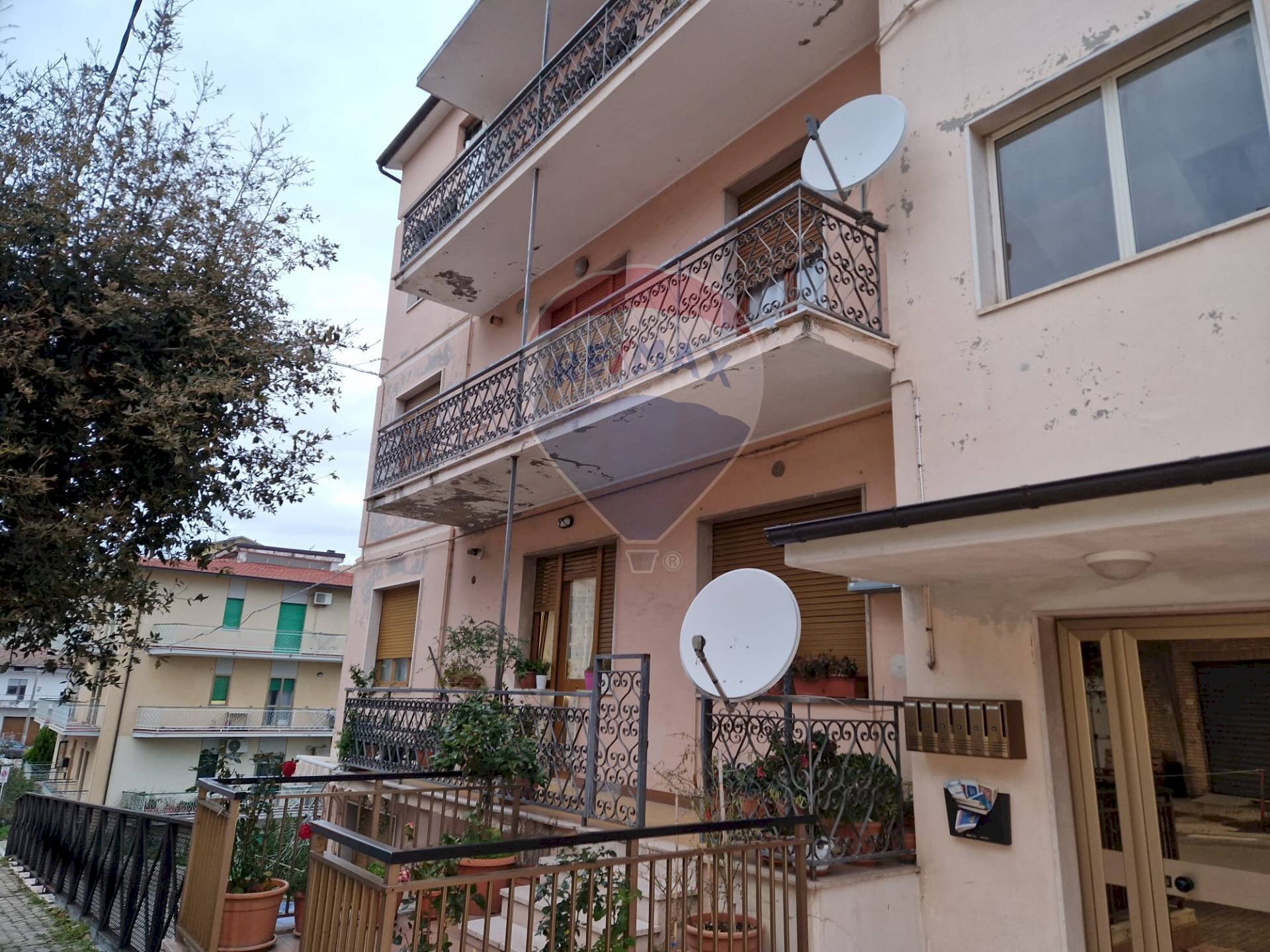 Edificio all\'aperto - Quadrilocale Via Cappuccini
 
111, Loreto Aprutino - foto 1