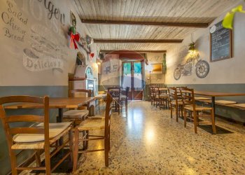 Sala da pranzo - Attività Commerciale Via Madonna Del Ponte
 
38, Fara Filiorum Petri - foto 3