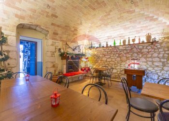 Sala da pranzo - Attività Commerciale Via Madonna Del Ponte
 
38, Fara Filiorum Petri - foto 8