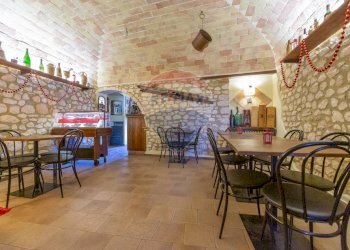 Sala da pranzo - Attività Commerciale Via Madonna Del Ponte
 
38, Fara Filiorum Petri - foto 9