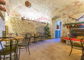 Sala da pranzo - Attività Commerciale Via Madonna Del Ponte
 
38, Fara Filiorum Petri - foto 10