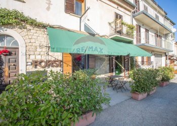 Edificio all\'aperto - Attività Commerciale Via Madonna Del Ponte
 
38, Fara Filiorum Petri - foto 14